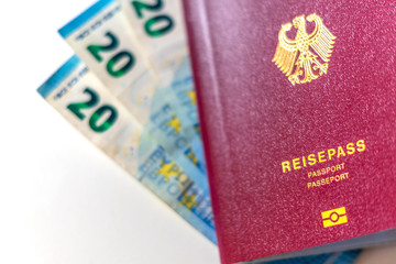 Neuer deutscher Reisepass mit Bargeld und weißen Hintergrund