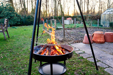 Grillen im Sommer BBQ Grill Wiese Sonne