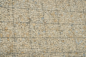 Sandsteinmauer mit Gabionen
