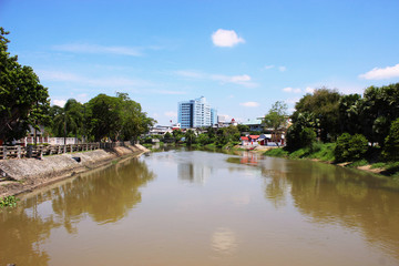 Fototapeta na wymiar view of river in the city