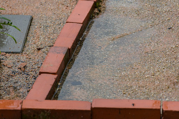 レンガと土にたまる雨水 Rainwater collecting on bricks and soil