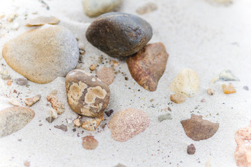 Fototapeta na wymiar Steine im Sand mit verschiedenen Mustern