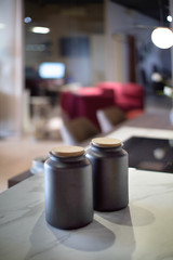 barattoli da caffè in cucina