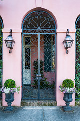 Fototapeta premium widok z przodu starożytnego domu w mieście Charleston