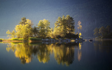 lichtdurchflutete insel auf einem see