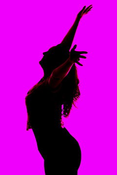Modelo en bitono con colores intensos