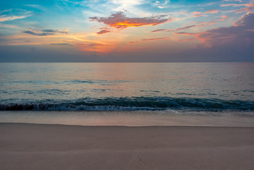 Obraz na płótnie Canvas colorful sky above calm ocean waters at dawn