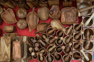 Fototapeta na wymiar Spoons, forks, utensils and other kitchen utensils created in various types of wood.