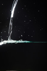 Agua creando formas al caer sobre un cristal