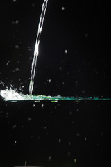 Agua creando formas al caer sobre un cristal