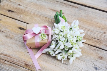 Schneeglöckchen Blumenstrauß mit Geschenk Box - Frühling Grußkarte