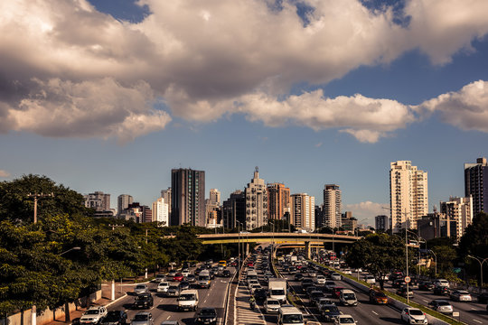 Tr&acirc;nsito pesado em grande cidade. Imagem da Zona Sul de S&atilde;o Paulo, Brasil
