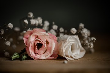 Weiße und rosa Rosen auf Holz 