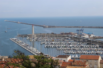 Le port de plaisance de Sète, le phare et le môle