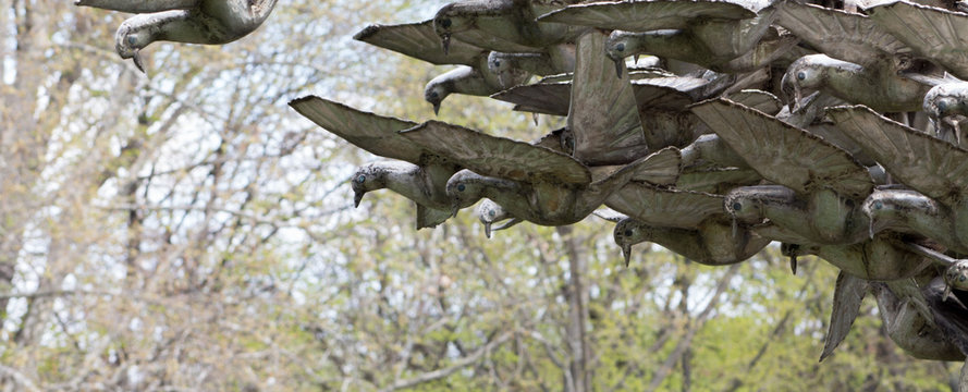 Pigeons iron statue 