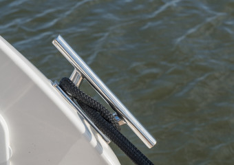 Klampe aus Chrom an einem Boot