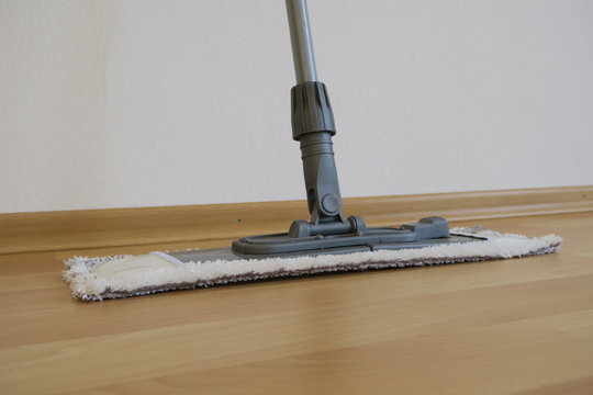 Bodenwischer in einer leeren Wohnung nach dem Umzug