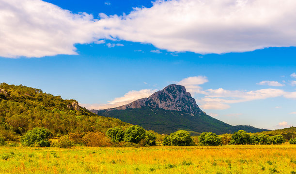 Le pic Saint Loup et l'Hortus en Occitanie dans l'H&eacute;rault, France