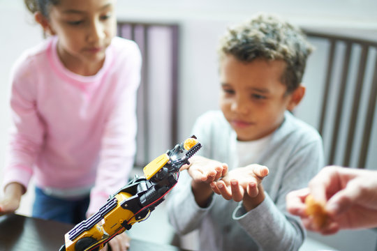 Science Lab: Robot Delivers Snack To Kids