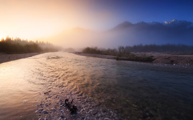 Fluss Isar mit Auen im Nebel bei Sonnenaufgang