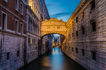 Fototapeta na wymiar Venedig Seufzerbrücke Blaue Stunde am Abend