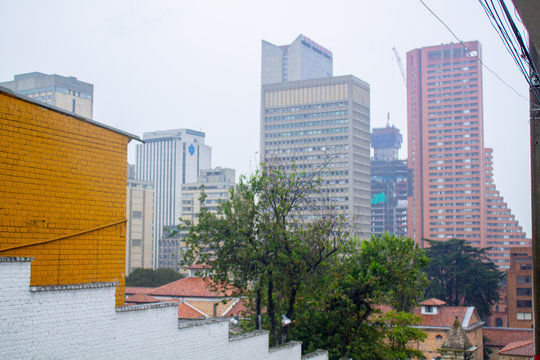 pared color amarillo junto a mas edificios