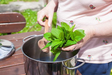 Making of a syrup from herbs