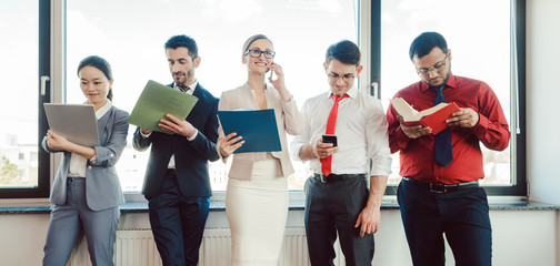 Diversity Team von Geschäftsleuten arbeitet gemeinsam im Büro