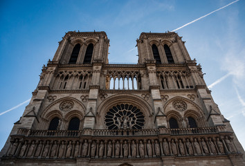 Iglesia de Notre Dame París parte frontal en día despejado
