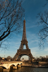Fototapeta na wymiar Torre Eiffel día despejado en París
