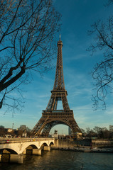 Torre Eiffel día despejado en París