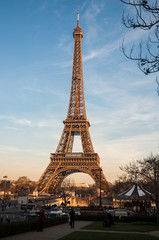 Torre Eiffel por la tarde con cielo despejado