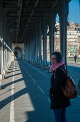 Mujer en puente de Bir Hakeim en París día soleado