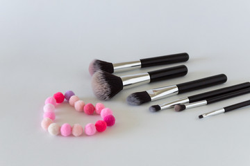 Obraz na płótnie Canvas Set of makeup brushes on white background