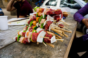 brochetas de carne con pimiento verde