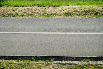Estrada vazia sem pessoas ou carros no meio de campos com linha contínua branca