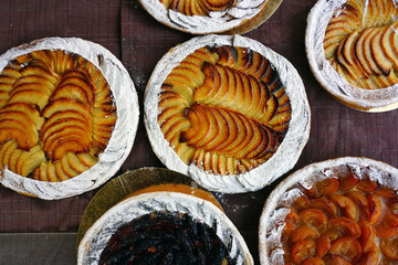 Fresh fruit tarts with sugar