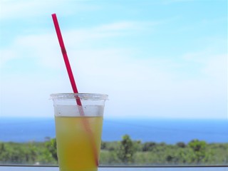 海を見ながら飲むジュース