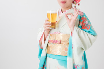 ビールを持つ新成人