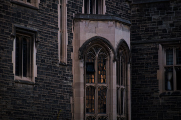 Obraz premium Toronto, Canada - 20 10 2018: Part of the exterior of the historic Hart House building in the University of Toronto with stone walls and bay window in the evening dusk