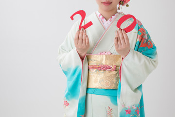 20を持った振袖の女性