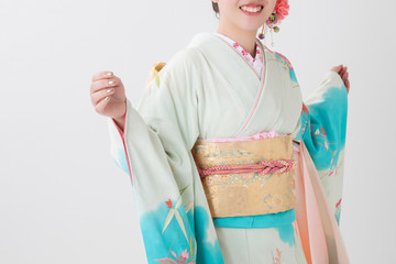 はしゃぐ振袖の女性