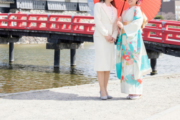 振袖の女性と母親