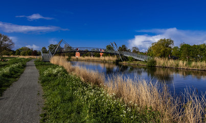 Fototapeta na wymiar Brücke über den Verbindungskanal in Emden