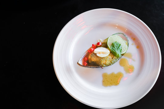 Mussels toping galic and lemon, fusion food
