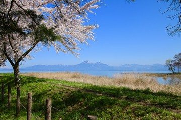 Obraz premium 春の猪苗代湖と磐梯山（郡山市・湖南町）