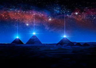 Foto op Plexiglas UFO Sci-fi 3D-weergave of illustratie van Egyptische piramides die & 39 s nachts lichtstralen uit de tips schieten