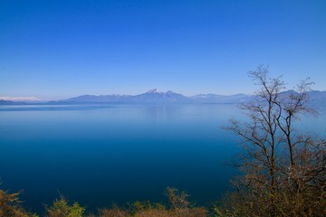 春の猪苗代湖と磐梯山（郡山市・湖南町）