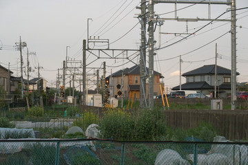 線路と線路脇にある小さな畑