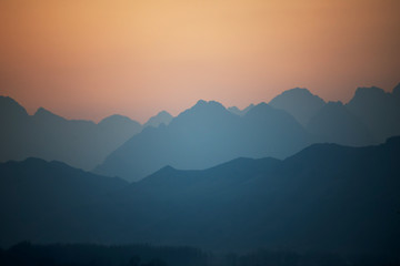 Obraz premium The misty peaks were at sunset